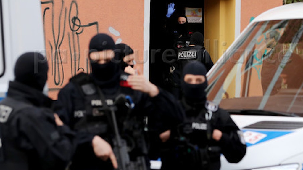 SEK-Beamte bei einer Razzia in Berlin.