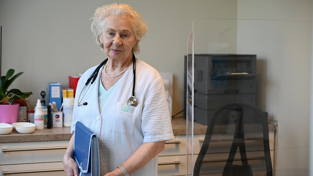 Dr. Natalja Jahn in ihrem Behandlungszimmer. 