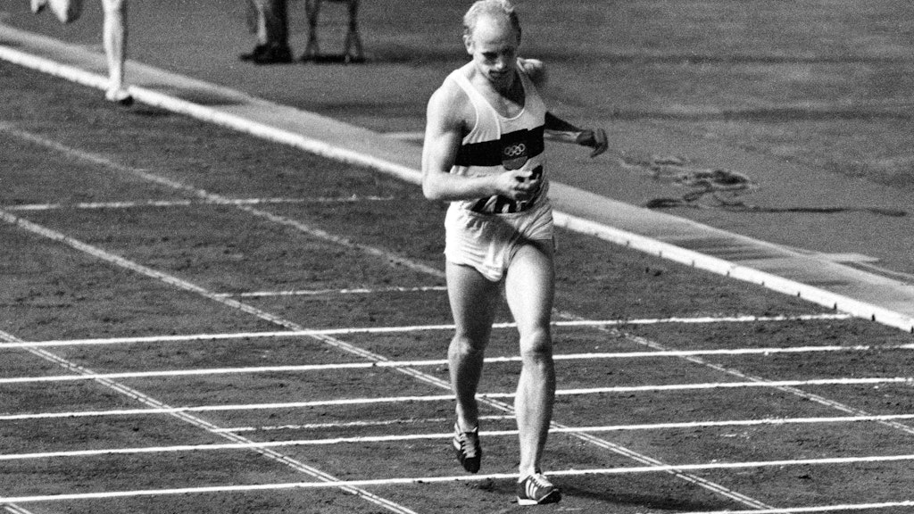 Bei den Olympischen Spielen quälte sich Willi Holdorf gerade noch so über die Ziellinie nach dem 1500-m-Lauf.