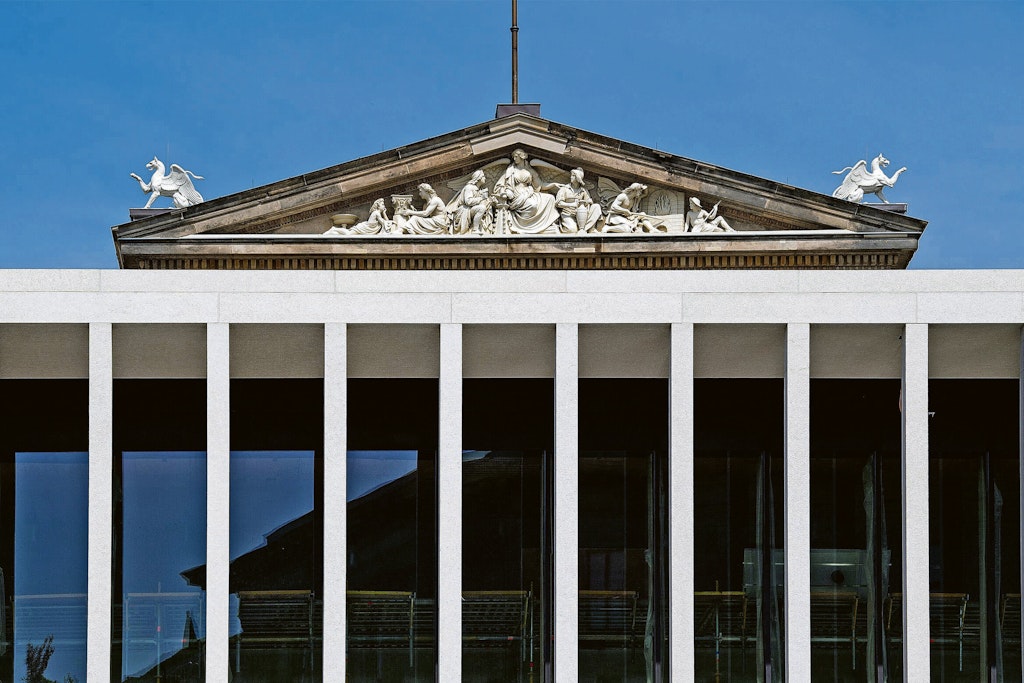 Das Neue Museum zwischen den Säulen der James-Simon-Galerie.