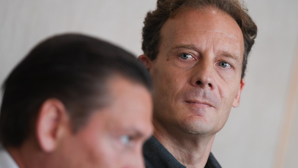 Der Angeklagte Alexander Falk (r.) zusammen mit seinem Verteidiger Daniel Wölky.