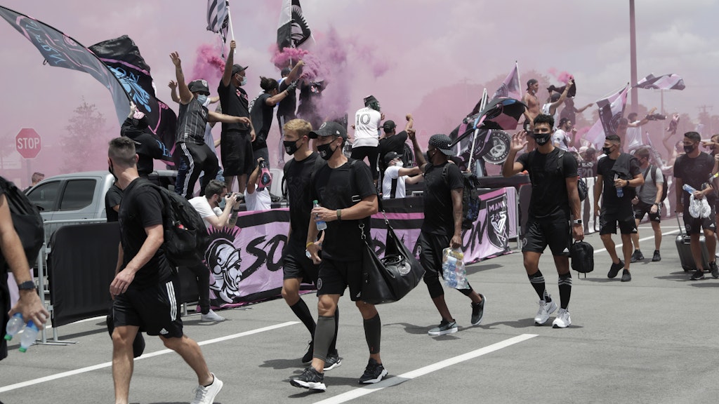 Fans des neu gegründeten Inter Miami FC verabschieden ihre Spieler vor der Abreise nach Orlando.