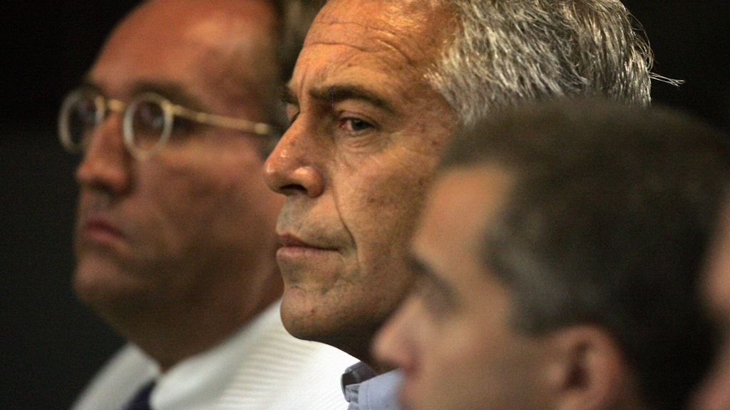 Jeffrey Epstein (Mitte) starb im August 2019 im Alter von 66 Jahren in einem New Yorker Gefängnis. 