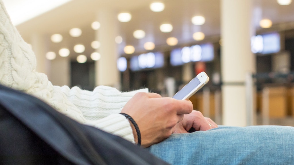 Eine Corona-Warn-App gibt es nicht nur in Deutschland – Urlauber sollten aber prüfen, ob sich die entsprechende App des Reiselandes überhaupt herunterladen und nutzen lässt. 