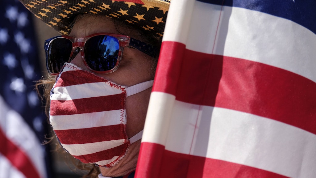 Eine Demonstrantin mit Maske in den USA.
