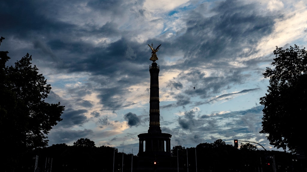 Wolken über der Siegessäule.