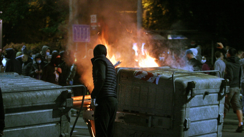 In der Nacht zu Donnerstag kam es in der serbischen Hauptstadt Belgrad zu massiven Ausschreitungen. 