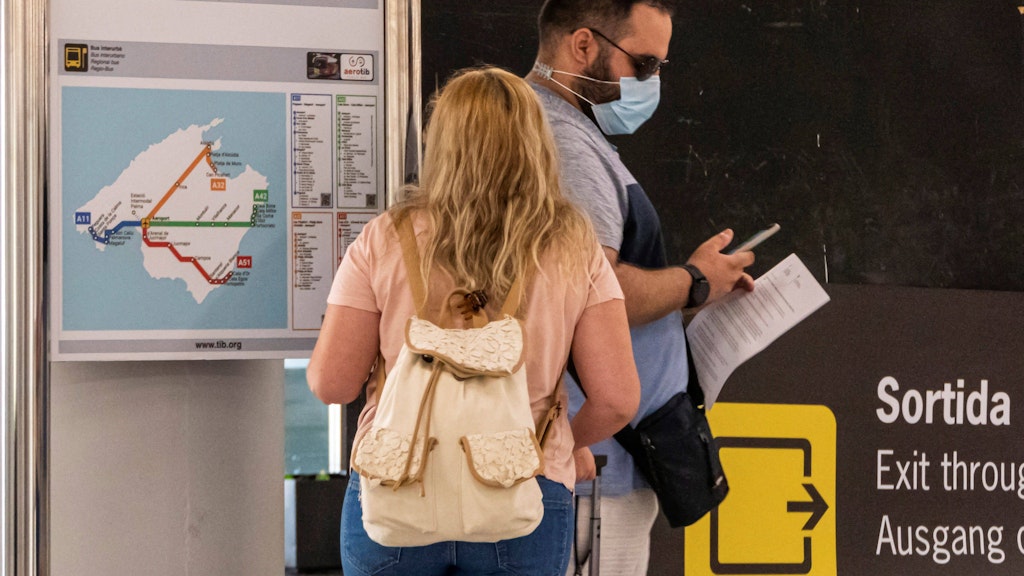 Reisende am Flughafen in Palma.