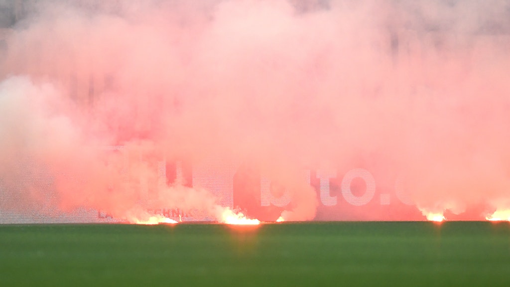 Feuerwerkskörper in einem Fußballstadion (Symbolbild).