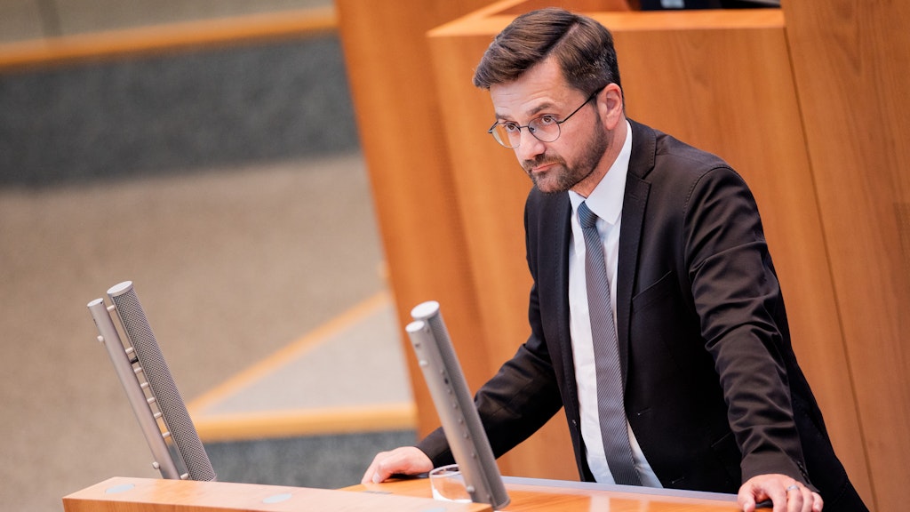 Thomas Kutschaty, Fraktionsvorsitzender der SPD, steht im Plenum des Landtags am Rednerpult.