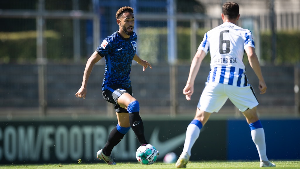 Augen auf und dann genau zielen! Matheus Cunha traf aus 50 Metern ins Tor und war der beste beim Testspiel im Amateurstadion.