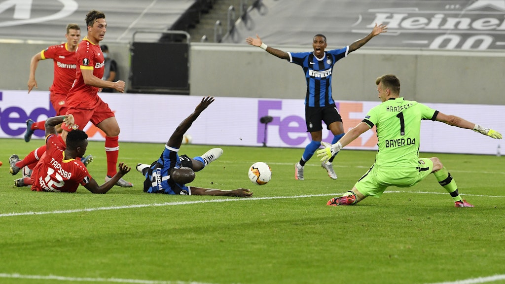 Romelu Lukaku (in der Mitte liegend) erzielt das 2:0 für Inter Mailand.