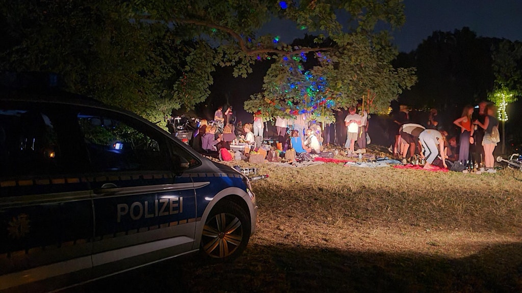 Die Hasenheide wurde durch die illegalen Raves berühmt. Die Polizei löst sie regelmäßig auf.