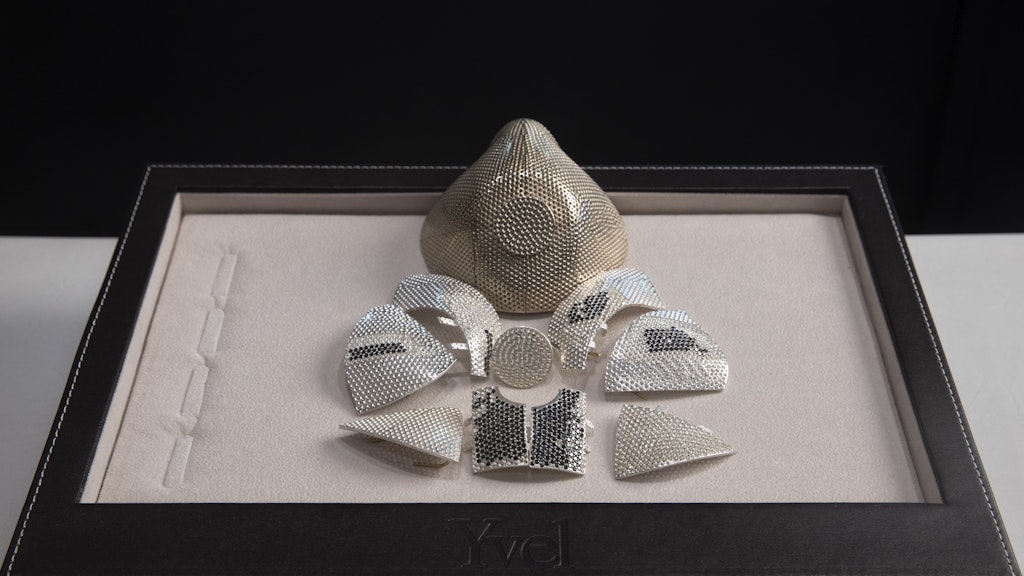 Teile (unten) und ein Modell der diamantbesetzten Maske.