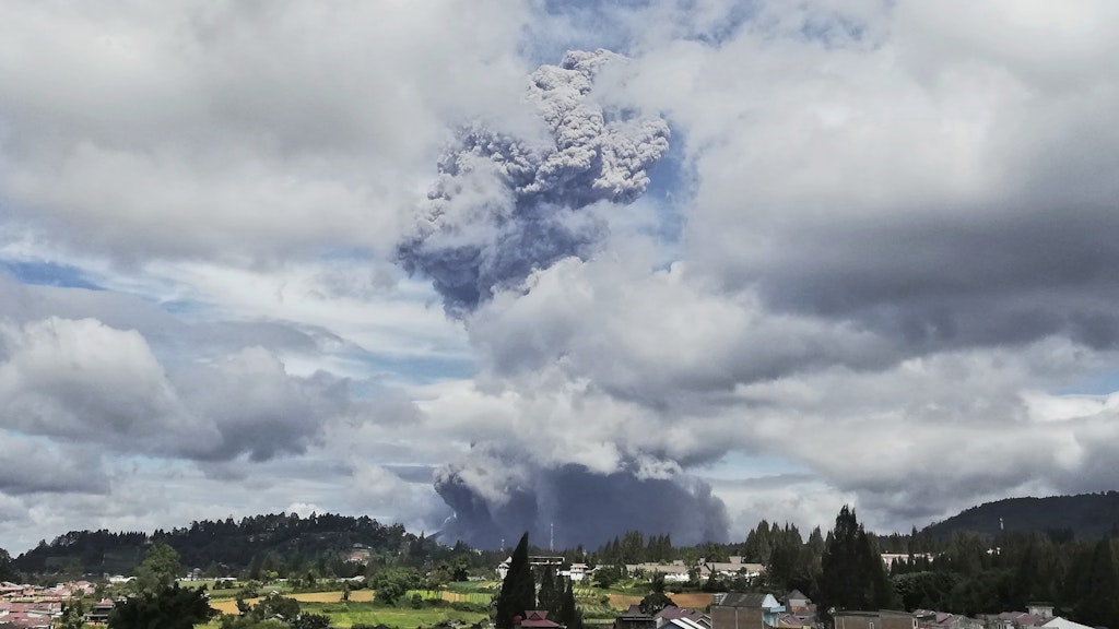 Der Vulkan Sinabung spuckt bei seinem Ausbruch Asche und Rauch in die Luft.