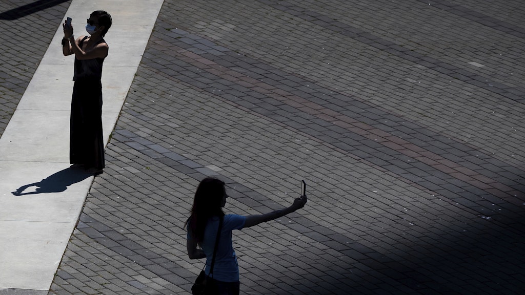 Wo immer die Menschen auch unterwegs sind, das Smartphone mit seinen Informations- und Unterhaltungsmöglichkeiten ist immer dabei. 