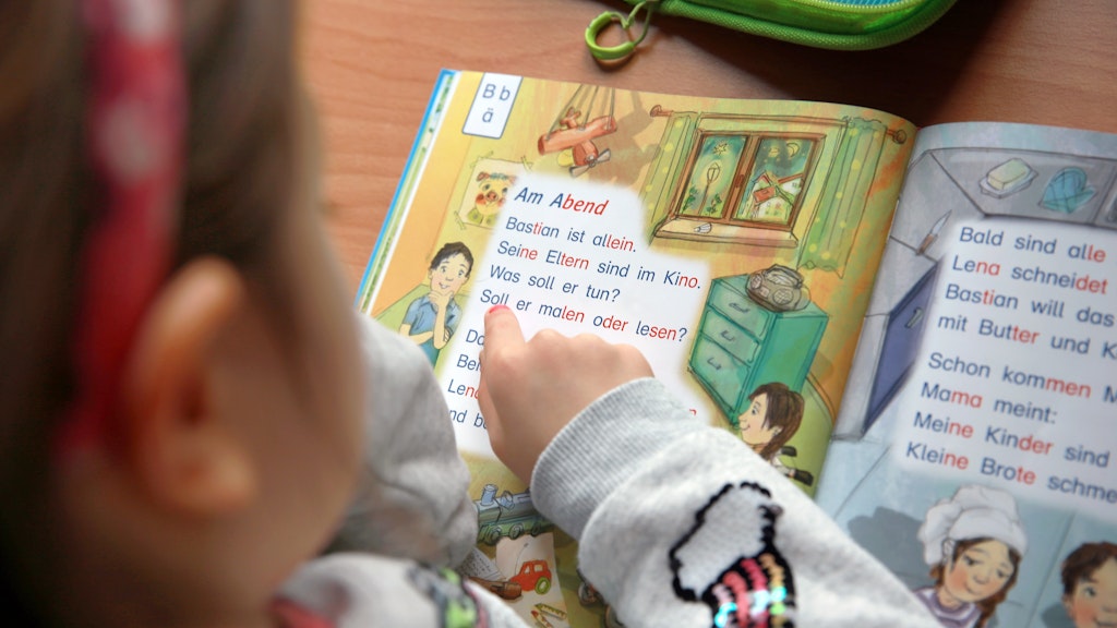 Den Finger mitlaufen lassen: So entziffern viele Kinder die ersten Buchstaben.