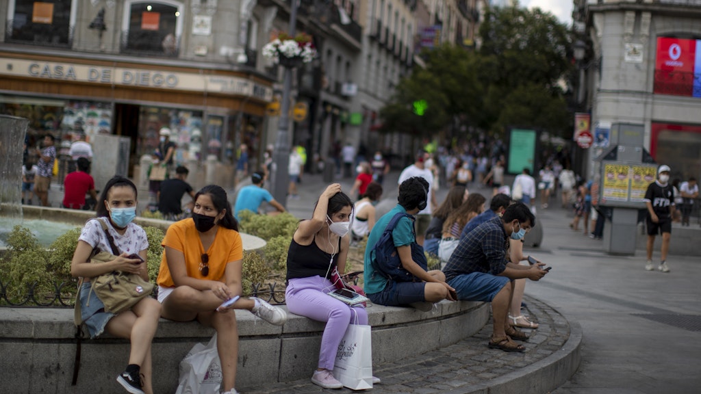 Menschen mit Masken in Madrid.
