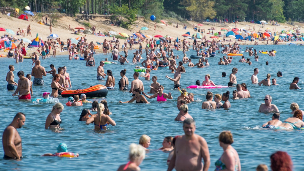 Badegäste am Brandenburger Helenesee (Archivbild)