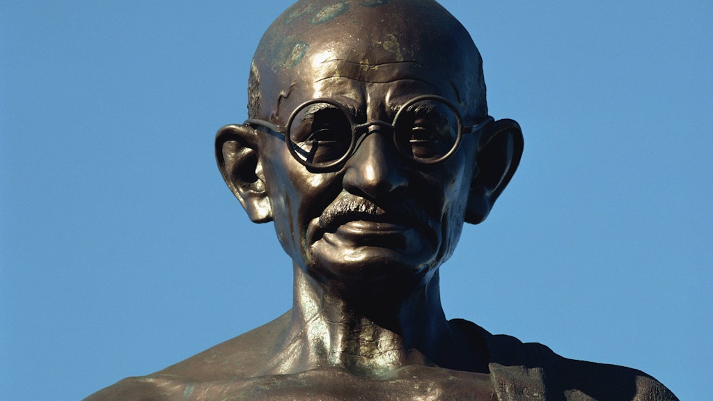 Eine Statue von Mahatma Gandhi.