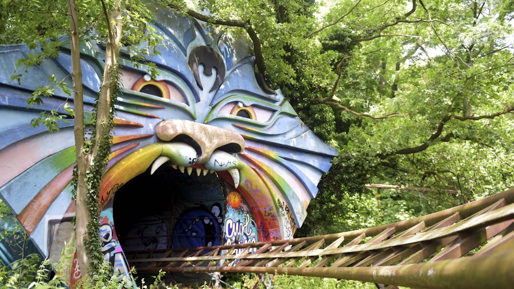 Ein legendäres Überbleibsel aus guten Park-Zeiten: Der Tunnel-Eingang der Achterbahn „Spreeblitz“.