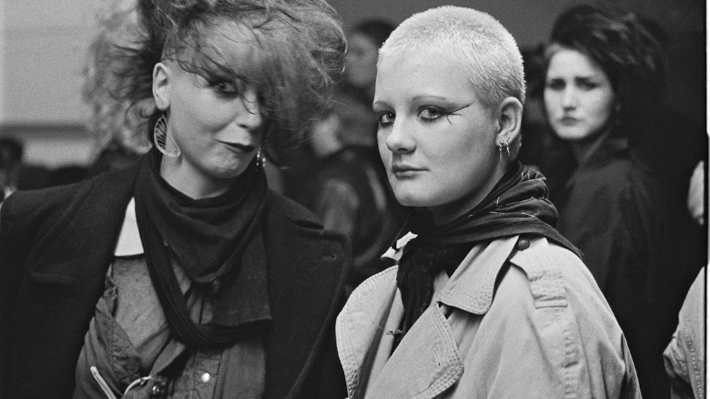 Zwei weibliche Punks im Sophienclub in den Hackeschen Höfen (1985).<br>