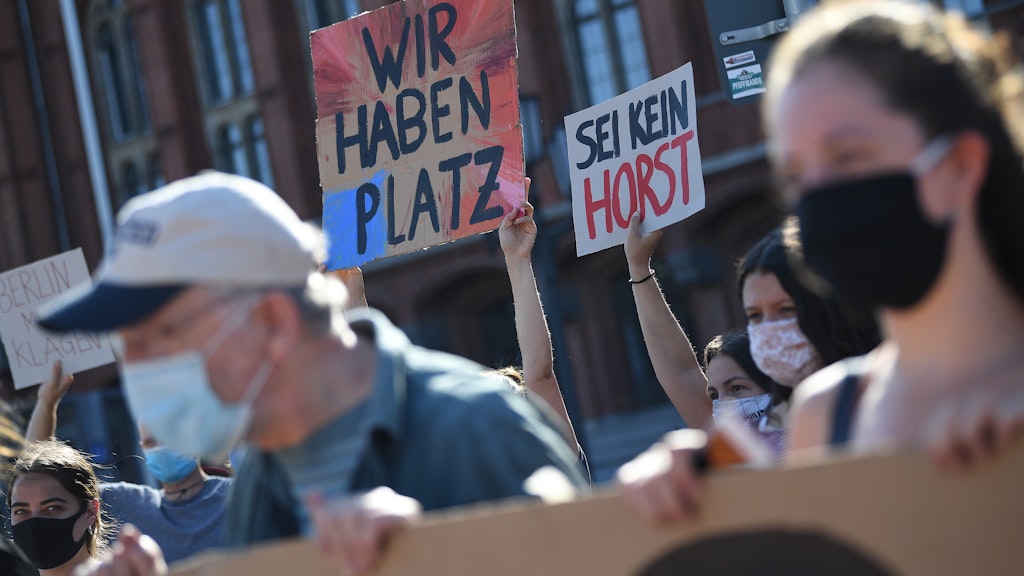 Demonstranten halten bei der Kundgebung des Vereins „Seebrücke Seehofer Druck machen - Berlin muss klagen!“ Schilder mit der Aufschrift „wir haben Platz“ und „sei kein Horst“. 