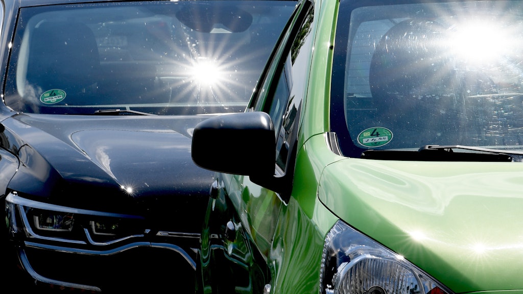 Steht ein Auto in der Sonne, heizt es sich im Innenraum schnell auf (Symbolbild). 