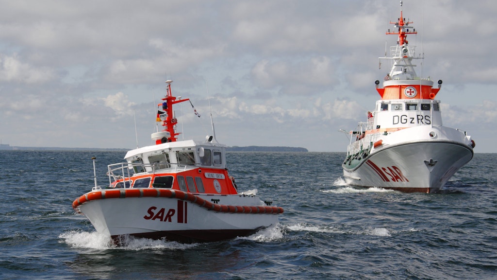 Zwei Schiffe der Deutschen Gesellschaft zur Rettung Schiffbrüchiger (DGzRS) während einer Übung auf der Ostsee (Symbol).