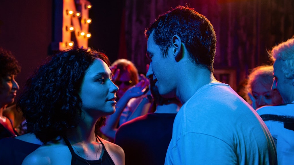 Callum Turner, Matilda De Angelis - Filmszenenen aus "Der göttliche Andere".