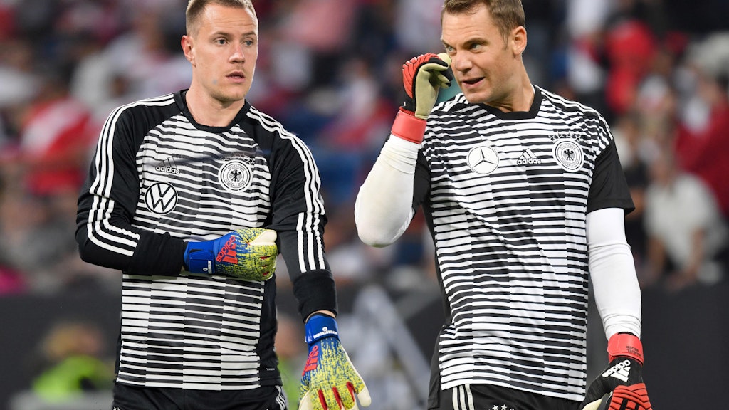 Pflegen ein eher unterkühltes Verhältnis: Marc-André ter Stegen (l.) und Manuel Neuer.