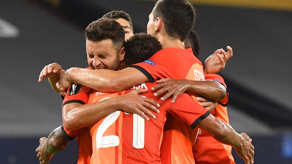 Jubeltraube in Orange: die Spieler von Schachtjor Donezk.