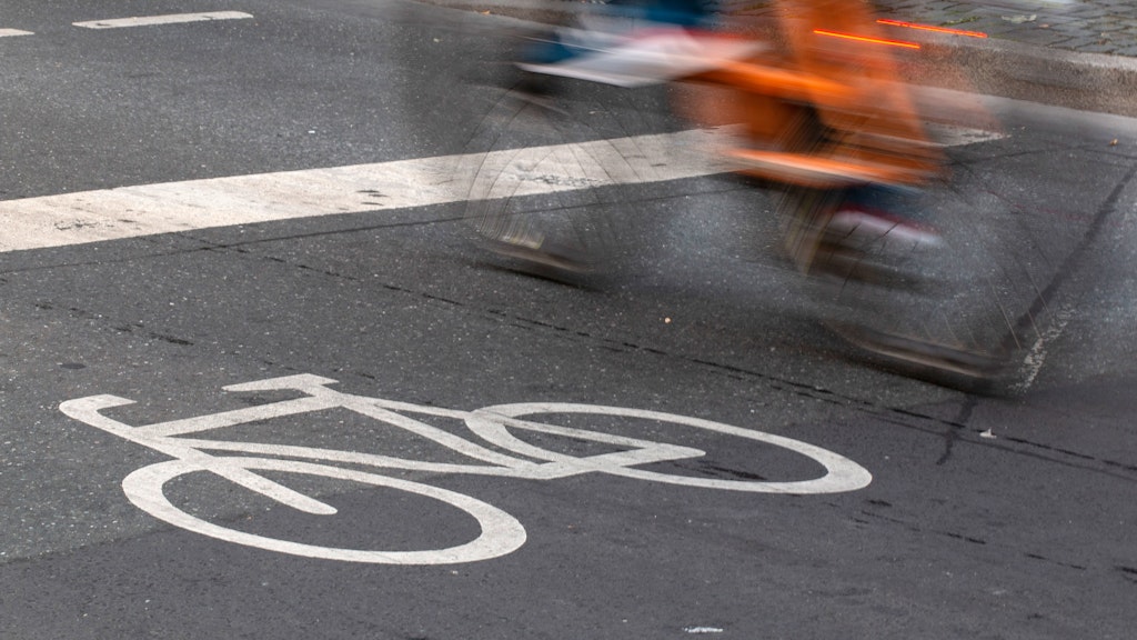 Ein Radfahrer hat in Frankfurt ein Mädchen angefahren und wurde von dessen Vater attackiert und verletzt.