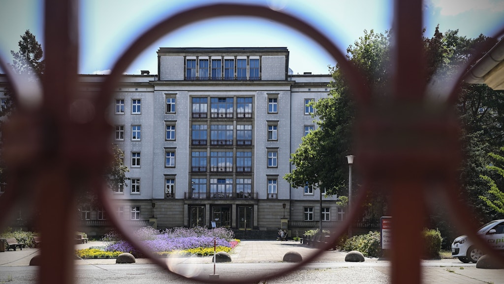 Krankenhaus Eisenhüttenstadt: Es sieht nicht unbedingt wie ein heimisches Bauwerk aus, sondern eher wie eine Kurklinik im russischen Sotschi.