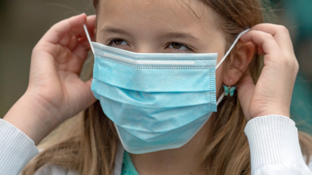 Kind mit Maske