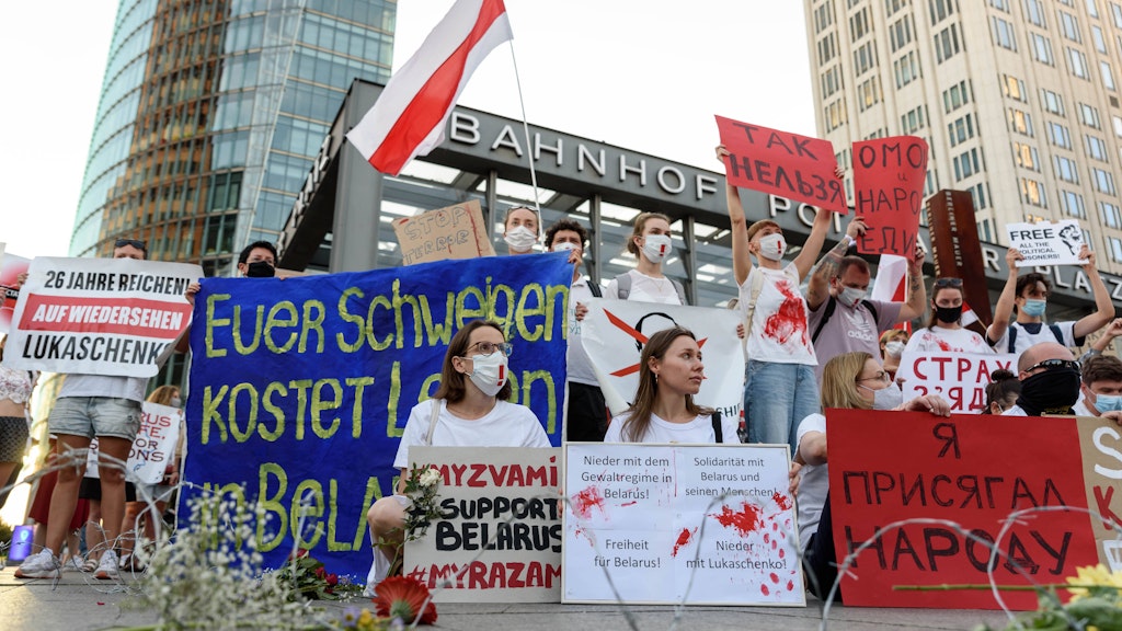 In Berlin protestieren Menschen gegen das brutale Vorgehen der Sicherheitskräfte bei Protesten gegen das Wahlergebnis in Belarus.