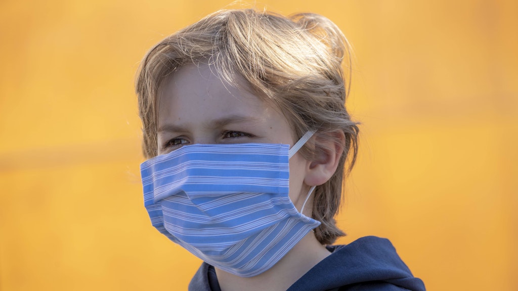 Ein Schüler mit einer Maske zum Schutz vor dem Virus (Symbolbild).