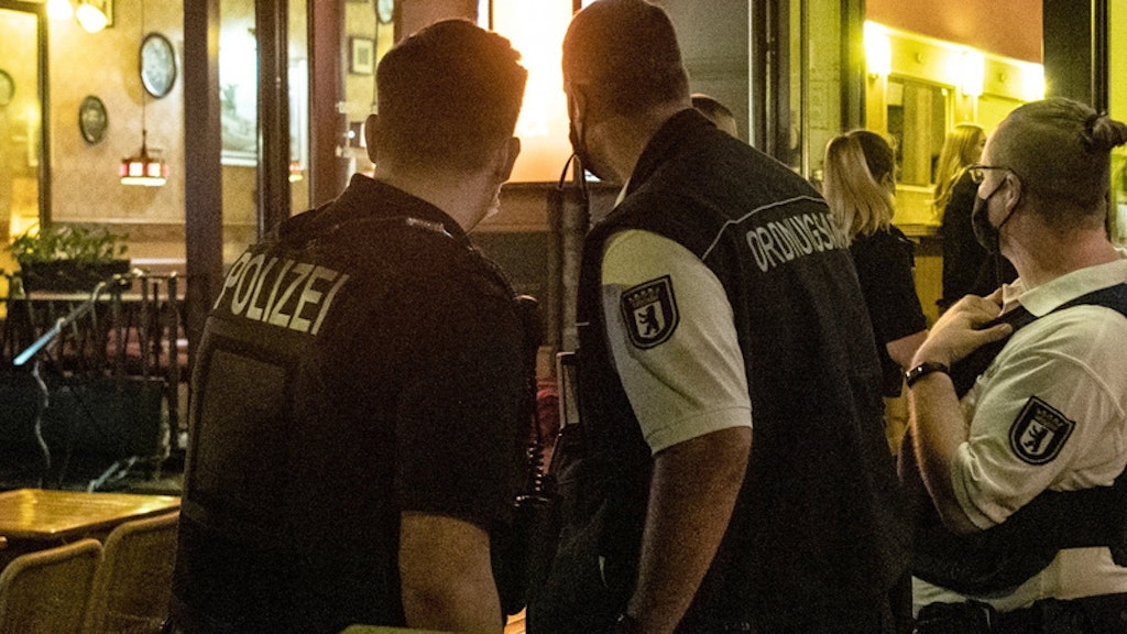Die Polizei auf Streife im Party-Kiez Mitte. 