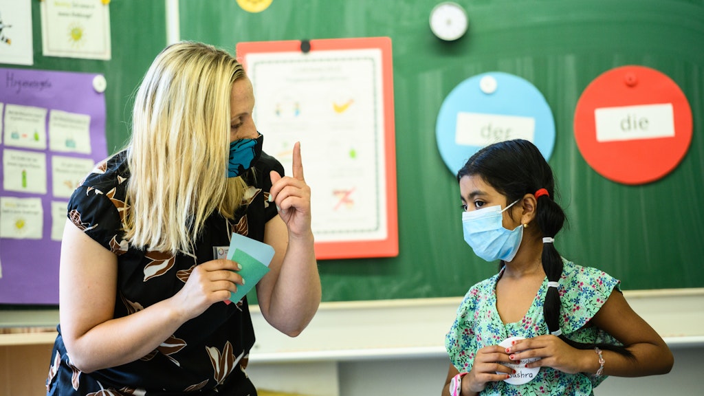 Wenn alles glatt läuft, dürfen die Kinder in der Schule unterrichtet werden – wie die sieben Jahre alte Bushra in Frankfurt am Main. Aber bei Verdachtsfällen werden Schulen geschlossen, dann bleibt nur der Digitalunterricht.