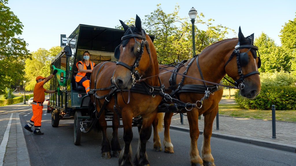 Pferdewagen des Sauberkeitsdienstes im Brüsseler Stadtteil Schaerbeek. 