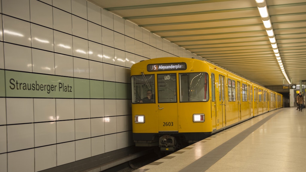 Die U5 am Strausberger Platz.
