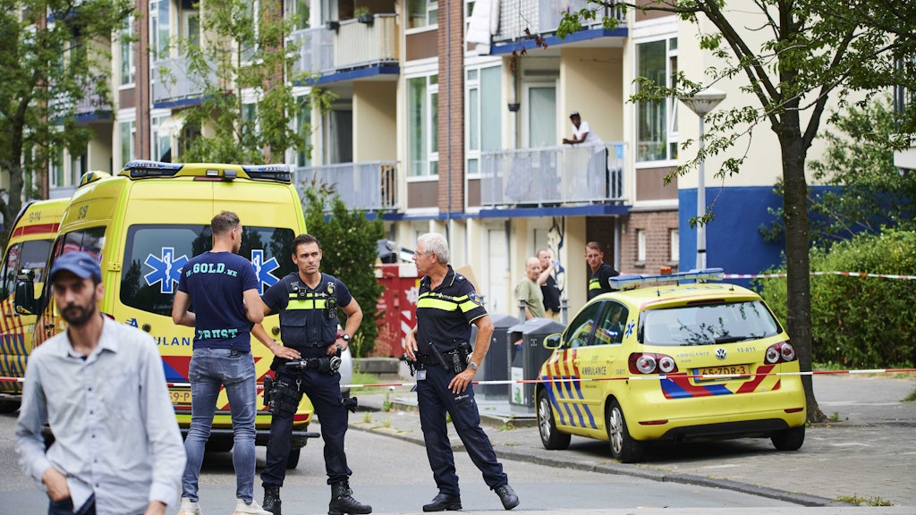 Amsterdam: Polizisten und Krankenwagen stehen am Einsatzort.