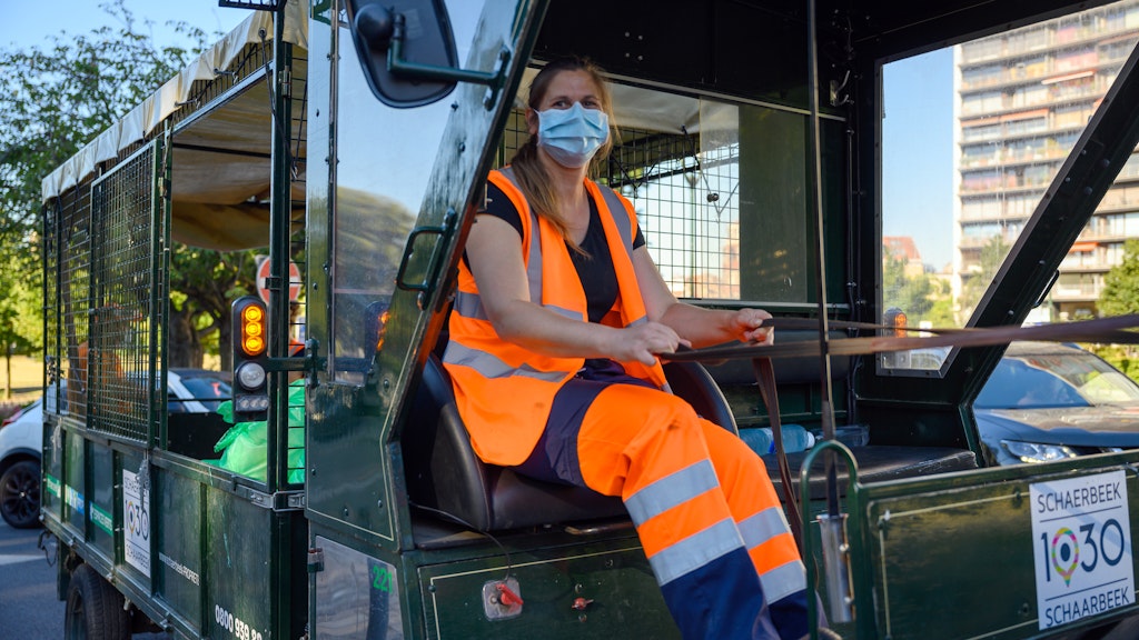 Teamleiterin Ludivine Simon lenkt den Pferdewagen durch die Straßen.