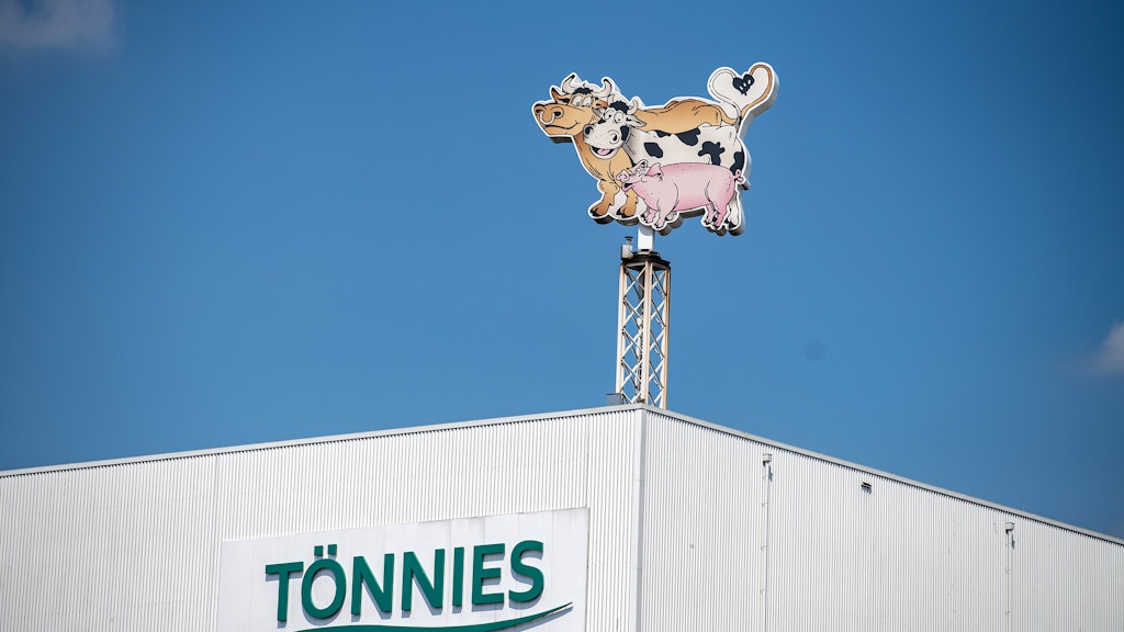 Auf dem Dach eines Gebäudes auf dem Werksgelände steht das Logo der Firma Tönnies. 