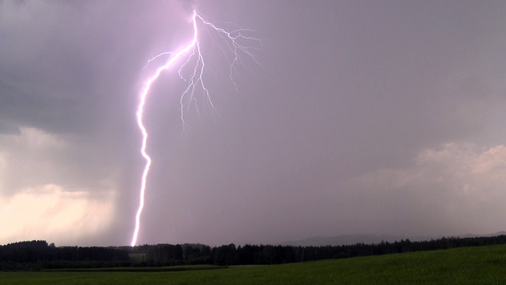 Ein Blitz erhellt den Himmel (Symbolbild). 