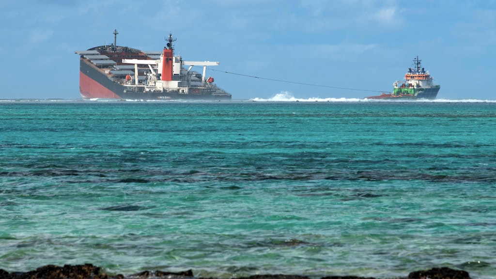 Der havarierte Frachter Wakashio vor der Küste von Mauritius. 