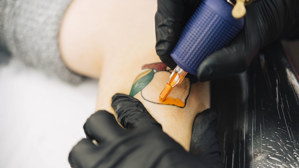Vorbereitung für den Strand: Ein Tattoo wird gestochen.