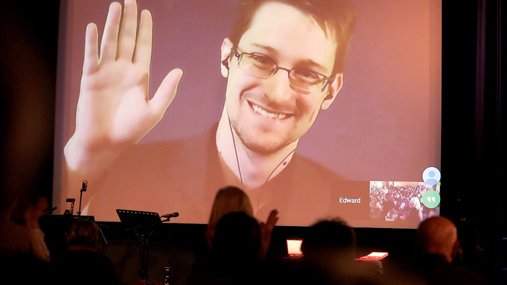 Der NSA-Enthüller Edward Snowden winkt während einer Videoschalte dem Publikum zu (Archiv).
