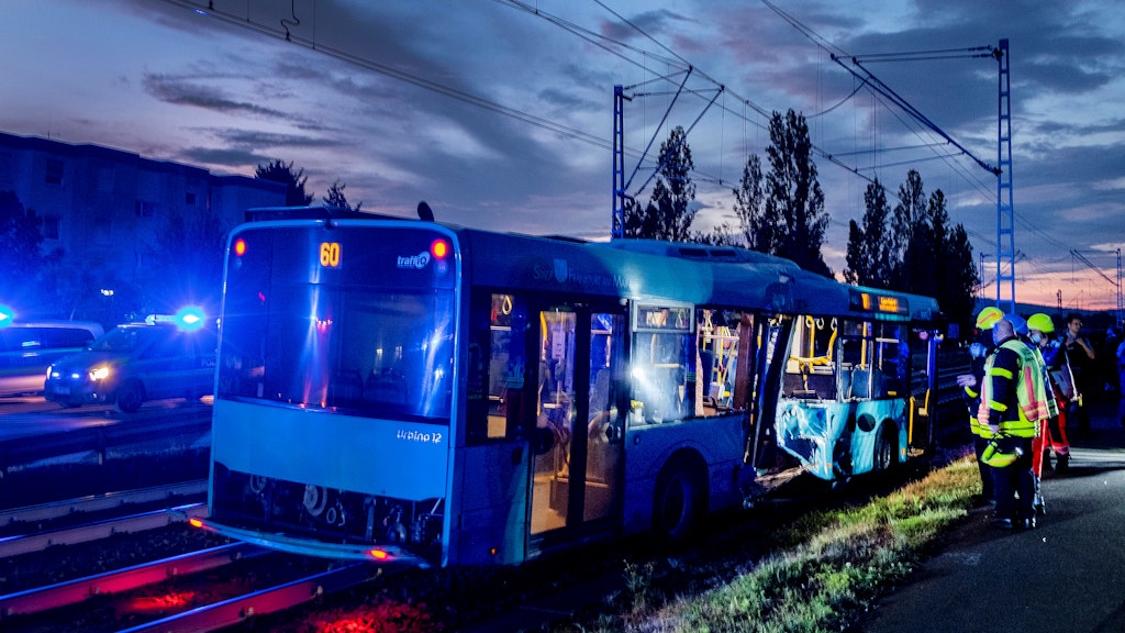 Der verunfallte Bus steht nach der Kollision mit einer U-Bahn der Linie 3 bei Weiskirchen in Hessen auf einem Gleis.