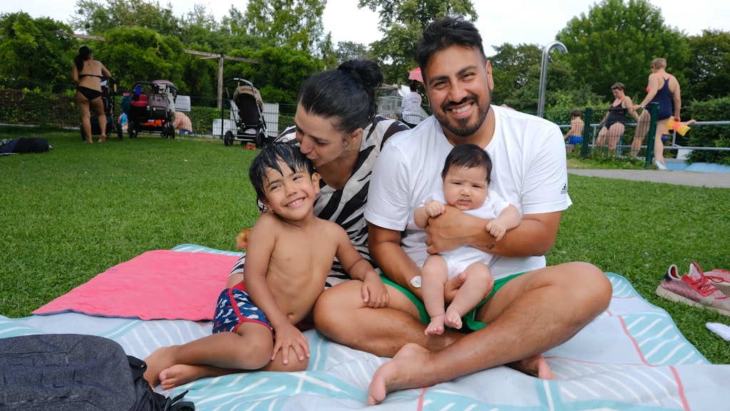 Hatice und Fernando genießen die entspannte Zeit mit ihren Kindern Ali und Rosalie.